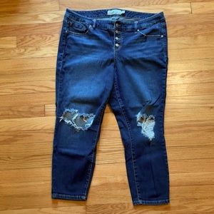 Like new button fly distressed skinny jeans